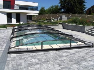 AZURE Angle bazenski krov kombinira zaobljeni krov i kose bočne zidove