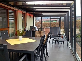 Enjoy barbecue with your friends every season under patio enclosure Corso Glass
