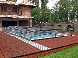 Pool cover Corona looks great with modern house