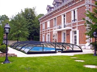 Swimming pool enclosure Elegant NEO with beatiful house in the background