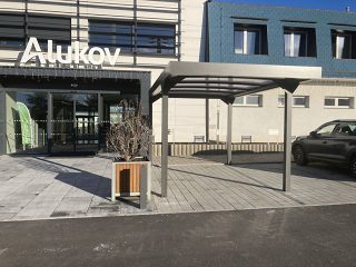 CARPORT with flat roof infront of Alukov