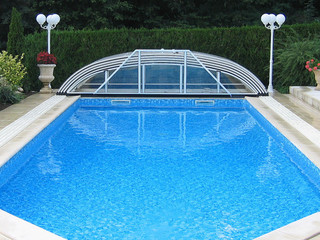 Copertura piscina bassa per piscina con ribaltina sul settore più alto
