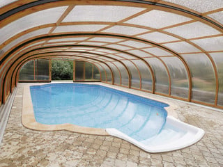 Copertura piscina telescopica per la piscina alta con profili in alluminio colore legno e policarbonato trasparente