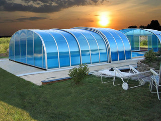 Copertura piscina telescopica per la piscina alta con profili in alluminio e policarbonato modello Laguna