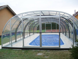Copertura piscina telescopica per la piscina alta addossata con profili in alluminio e policarbonato 