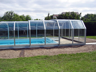 Copertura telescopica per piscina con profili in alluminio e policarbonato trasparente
