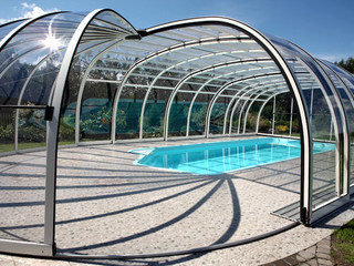 Copertura piscina telescopica lussuosa con profili in alluminio in colore legno e policarbonato 