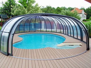 Copertura piscina telescopica lussuosa con profili in alluminio e policarbonato modello Olympic