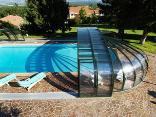 Copertura piscina telescopica lussuosa con profili in alluminio in colore legno e policarbonato