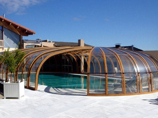 Copertura piscina telescopica lussuosa con profili in alluminio e policarbonato con la semi apertura 