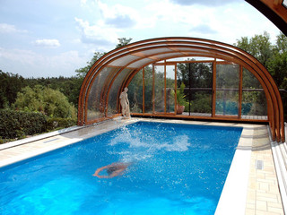 Copertura piscina telescopica lussuosa con profili in alluminio e policarbonato modello Olympic