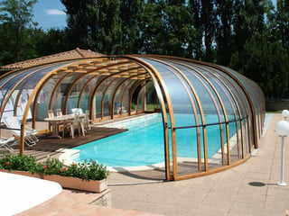 Copertura piscina telescopica lussuosa con profili in alluminio e policarbonato con ampia apertura
