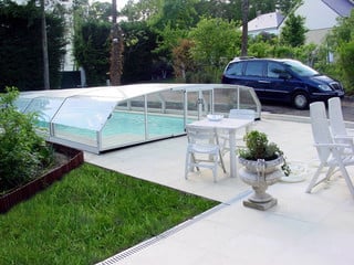 copertura modello basso impacchettato in fondo della piscina