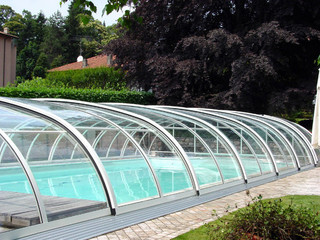 copertura mobile per la piscina impacchettata in fondo della piscina