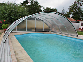 copertura scorrevole per piscina impacchettata in fondo della piscina