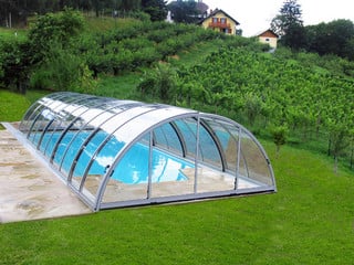 La copertura telescopica bassa in alluminio e policarbonato è la soluzione ideale per coprire la piscina