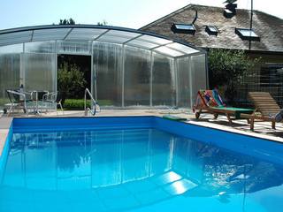 copertura per piscina in colore antracite e policarbonato trasparente