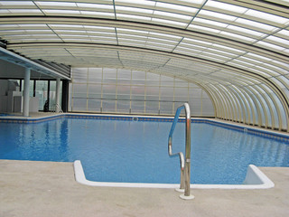 copertura telescopica per piscina addossata alla parete