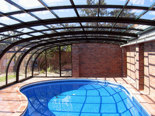 copertura telescopica per piscina addossata alla parete