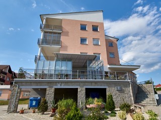 La veranda per terrazzo innovativa Corso Glass come la copertura per spazi divisi dei appartamenti in condominio 