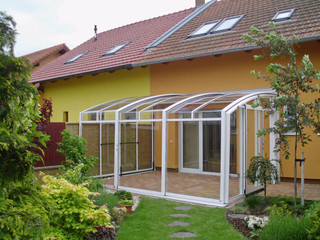 Retractable patio enclosure CORSO by Alukov - with white frames