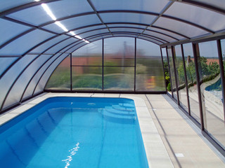 Pool enclosure RAVENA increases temperature of water in pool
