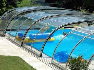 Retractable pool enclosure TROPEA NEO with side entrace