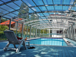 Pool enclosure VENEZIA by Alukov with a family house