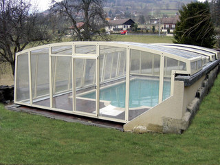 Retractable pool cover VENEZIA increases temperature of water in pool