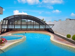 Swimming pool enclosure Ravena fits on every shape of pool