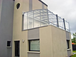 Inovatyvi veranda  -slenkamas dangalas CORSO iš Alukov