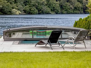 Labri de piscine Viva™ au bord de la rivière Vltava