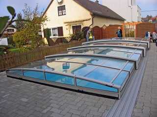 Telescopische Zwembad overkapping VIVA past perfect in elke tuin