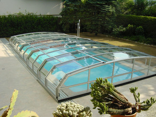Retractable swimming pool enclosure OCEANIC keeps pool cleaner