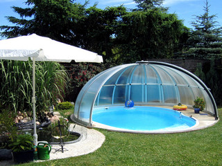 Pool enclosure ORIENT with space on one side of pool