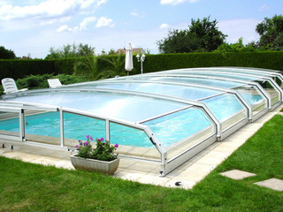 Swimming pool enclosure RIVIERA keeps your pool much cleaner
