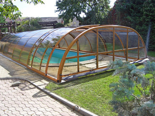 Retractable pool enclosure UNIVERSE protects your pool from leaves and debris