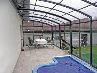 Zasuwane zadaszenie patio CORSO Solid jest zwykle używane, aby pokryć basen