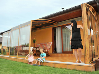 Długie i przestronne zadaszenie patio CORSO - idealne miejsce do spędzenia czasu z rodziną