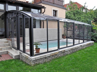 Zasuwane zadaszenie patio CORSO Solid jest zwykle używane, aby pokryć basen