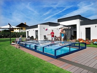 Przesuwane zadaszenie basenowe Viva pasuje doskonale do domu o nowoczesnej architekturze