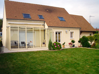 Najbardziej ekskluzywna innowacyjna oranżeria - zasuwane zadaszenie patio CORSO GLASS z białymi ramkami uzupełnia swój dom