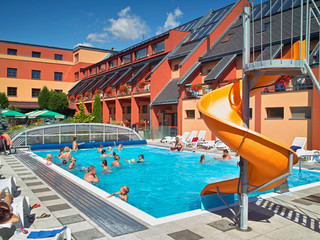 Zasuwane zadaszenie basenowe przeznaczone dla basenów hotelowych