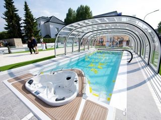 ALUKOV impreuna cu Compass Pools Europe au inaugurat in anul 2014 cel mai mare showroom specializat in piscine, acoperiri piscine si acoperiri Spa ALUKOV impreuna cu Compass Pools Europe au inaugurat in anul 2014 cel mai mare showroom specializat in piscine, acoperiri piscine si acoperiri Spa