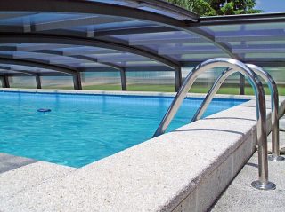 Imagine de detaliu in interiorul unei acoperiri de piscina Corona 