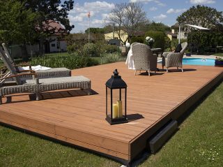 POOLDECK in combinatie cu mobilierul de exterior.