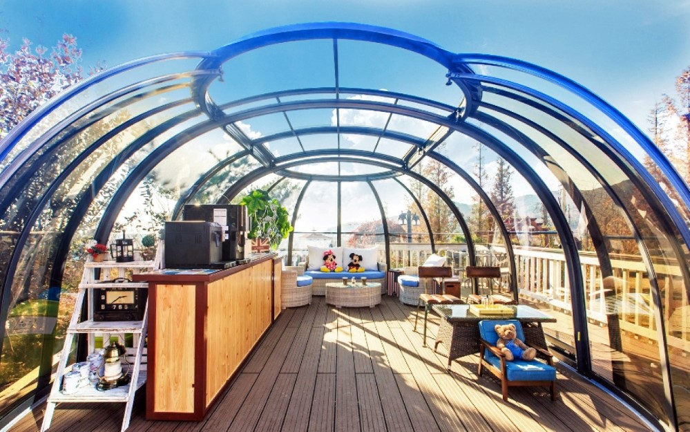 Look into the hot tub enclosure Spa Sunhouse