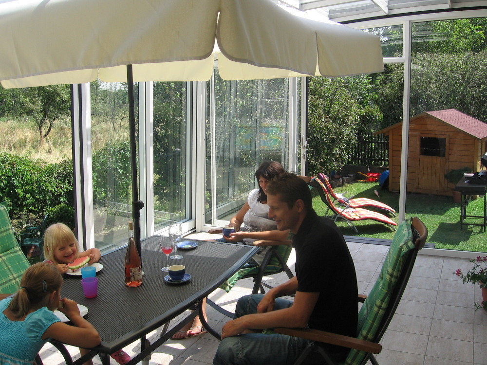 Rodina Luboše Zákostelského tráví teď více času na terase díky zastřešení CORSO od Alukovu Rodina Luboše Zákostelského tráví teď více času na terase díky zastřešení CORSO od Alukovu