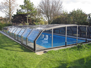 Swimming pool enclosure OCEANIC protects your pool