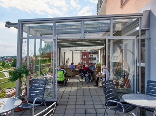 Retractable patio enclosure Corso Glass with shading system